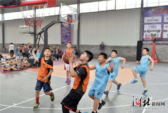5月1日，参加2018中国小篮球联赛石家庄赛区U10组比赛的小选手们正在进行比赛。 当日，2018中国小篮球联赛石家庄赛区比赛落幕，共有32支队伍、160余名小选手参加了U8和U10两个组别的比赛，最终有8支队伍获得省级赛资格。省级赛将在6月份进行。 记者耿辉摄影报道