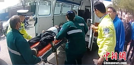 图为救护车赶到现场后，将老人抬上救护车。警方供图