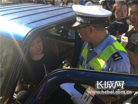 交警正在对违法车辆作出处罚 记者 刘潇 摄