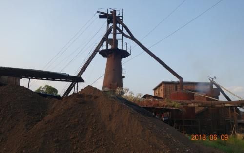 屯镇大桥矿品厂小高炉正在运行。 图片来源:生态环境部网站