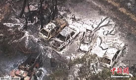 当地时间2018年11月27日，澳大利亚昆士兰州，根据昆士兰州消防和应急服务站（QFES）发布的照片显示，昆士兰中部的一场丛林大火正在威胁深水区（ Deepwater）和巴弗莱克里克区（ Baffle Creek）的居民区。 此次山火过火面积超过16，000公顷，摧毁了至少两所房屋。