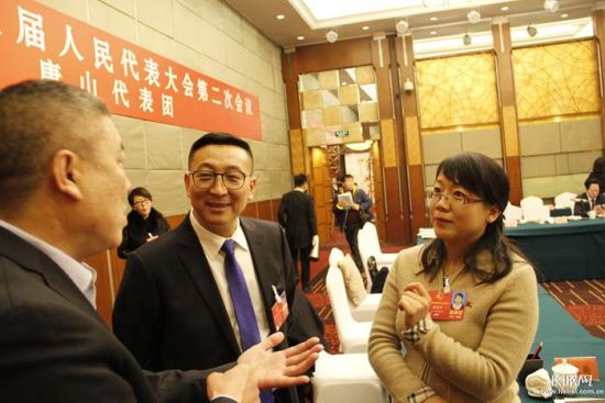 会议间隙代表们和樊雅丽代表继续交流。长城新媒体记者蔡洪坡摄