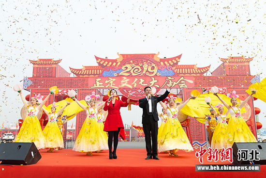 正定“文化大庙会”在古城正定长乐门文化广场举行开幕式。