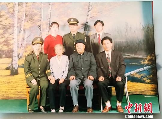 图为赵浩洋家中1993年拍摄的全家福。警方供图