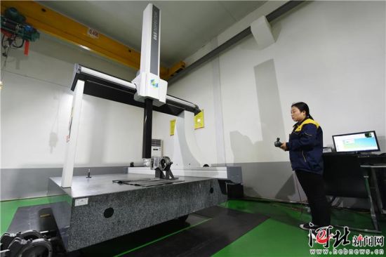 4月22日，在正定县西平乐乡河北苹乐面粉机械集团有限公司精密检测室，技术人员在对设备进行检测。 记者史晟全摄