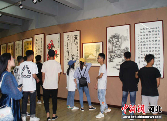 河北省书画院五周年书画作品展现场。 刘静 摄