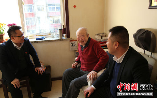图为刘琦（左一）到离休老干部家中走访慰问。 主办方供图