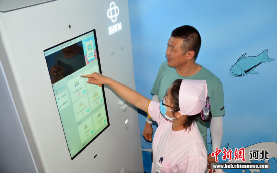 廊坊市儿童医院新增自动售药机图为护士为家属讲解使用方法。 王艳 摄