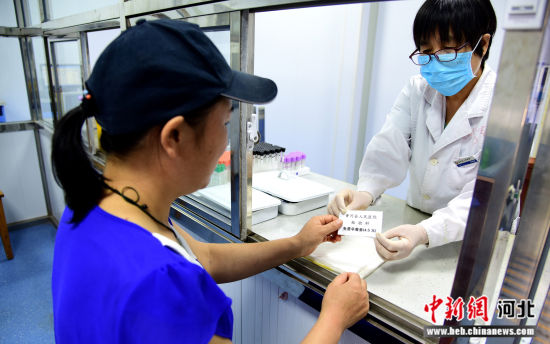 香河县人民医院检验科常年免费为门诊空腹抽血检查患者提供早餐图为发放早餐券。 香河县人民医院供图