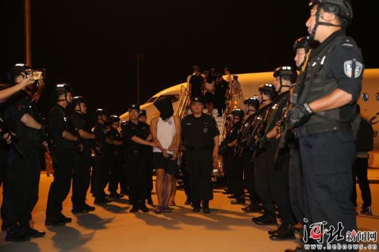 5月30日晚，河北省公安厅组织保定市公安机关包机从海南省将已刑事拘留的 34 名犯罪嫌疑人全部押解回冀。河北省公安厅供图