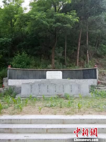 马兰村村边绿树掩映下的“晋察冀日报社革命烈士墓”。　吕子豪 摄