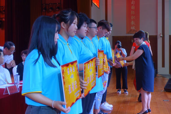 北京曹妃甸国际职教城校领导向优秀毕业生颁发奖学金。 李庆军 摄