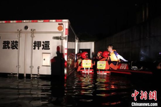 运钞车被困雨后积水中(资料图)邯郸市消防支队供图