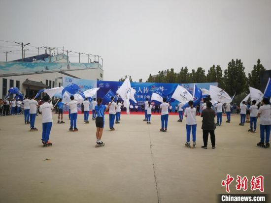“百校万人传冬梦”北京冬奥会倒计时500天活动现场表演。　李晓伟 摄