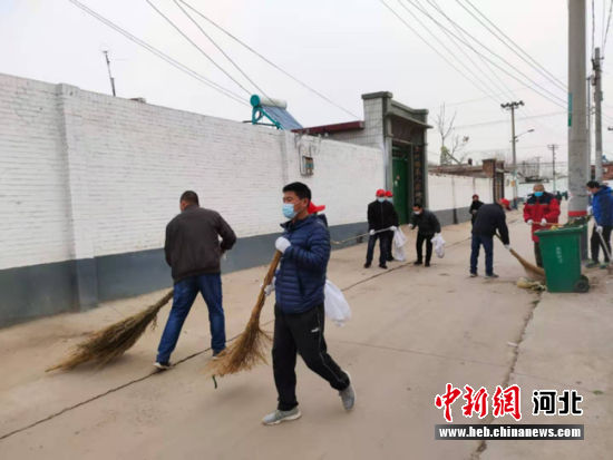 村民们在清扫街道。 李亚涛 摄