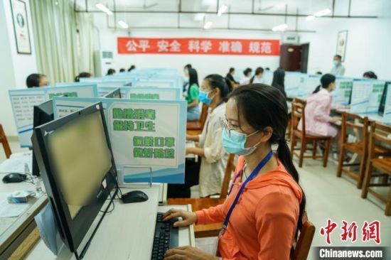资料图：2020年7月16日，广西壮族自治区招生考试院举办高考评卷开放日活动。　陈冠言 摄