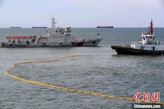 图为河北海域举行“陆海空天”一体化船舶溢油应急演习。　河北海事局供图
