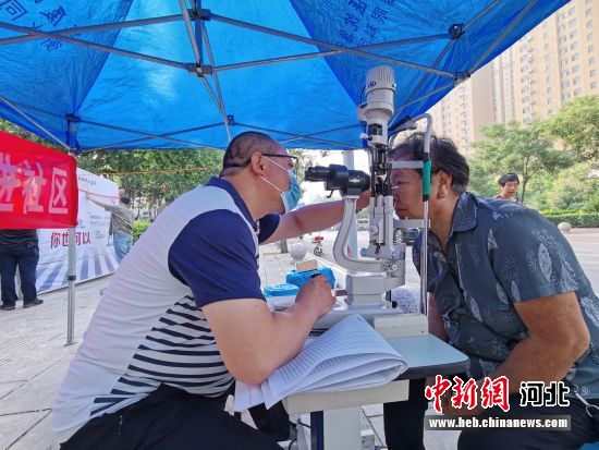 志愿者为衡水市民免费检测眼睛。 王鹏 摄