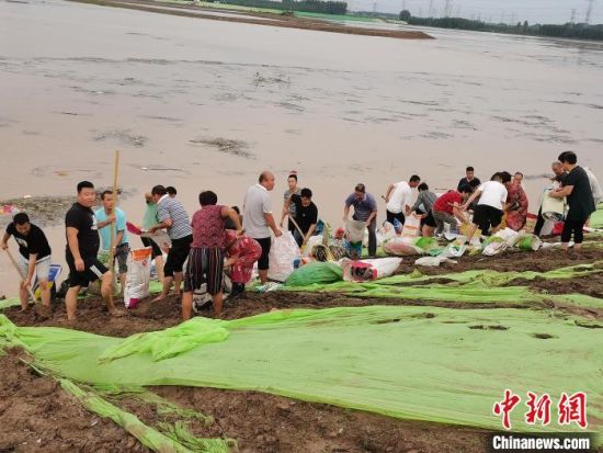 图为冀南新区中南村村民在抗洪一线抢险。　周景泽 摄