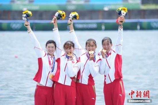 当地时间7月28日，在东京奥运会赛艇项目女子四人双桨决赛中，由崔晓桐、吕扬、张灵、陈云霞组成的中国队用时6分05秒13第一个划过终点，摘金同时刷新世界最好成绩。中新社记者 韩海丹 摄