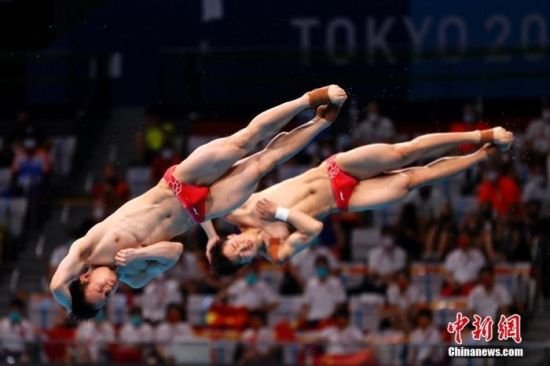 当地时间7月28日，东京奥运会男子双人3米板对决中，中国组合谢思埸/王宗源以467.82分的绝对实力夺冠，帮助中国跳水队将该项目的金牌“失而复得”，这也是中国代表团的第11金。中新社记者 富田 摄