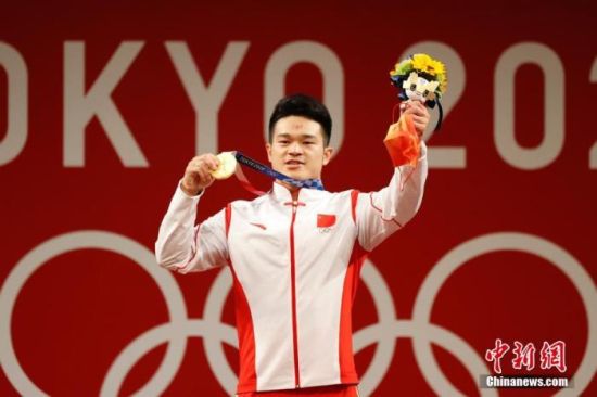 7月28日，在东京奥运会男子举重73公斤级比赛中，中国选手石智勇以抓举166公斤、挺举198公斤、总成绩364公斤的成绩夺得冠军，其中总成绩打破了此前自己保持的世界纪录。这是中国代表团本届奥运会的第12金。中新社记者 韩海丹 摄
