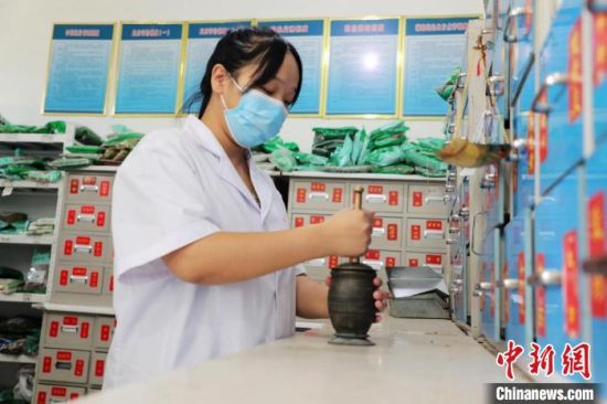 平乡县节固乡中心卫生院医务人员在制药。　李冰冰 摄