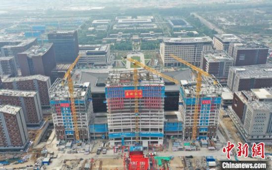  雄安新区商务服务中心三标段项目主体结构30日全面封顶。　韩冰　摄