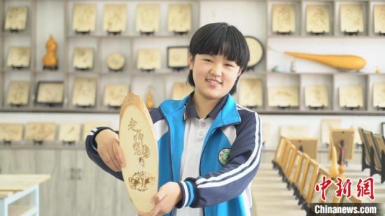 博野县博野镇二中的一名女生以火为墨，用自己创作的烙画表达对老师的爱。　于蛟 摄