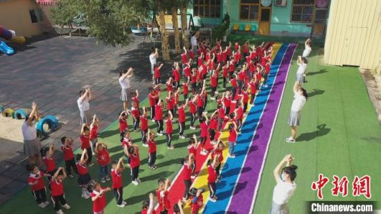 博野县胖丁幼儿园的孩子们，通过手语操表演，感恩老师像妈妈一样陪伴他(她)们成长。　于蛟 摄