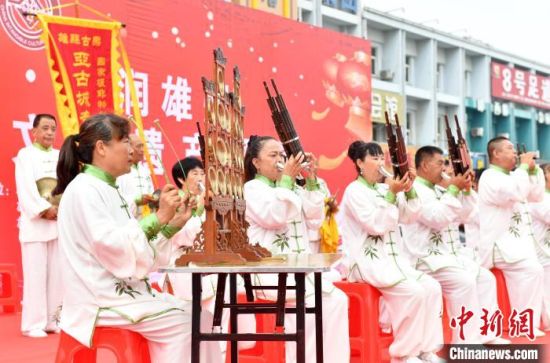 雄县古乐的演奏方式为群体吹打，乐队由管、笙、云锣、镲、鼓等乐器组成。　韩冰 摄