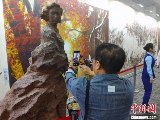 图为市民在“赵一曼”英雄塑像前拍照。　吕子豪 摄