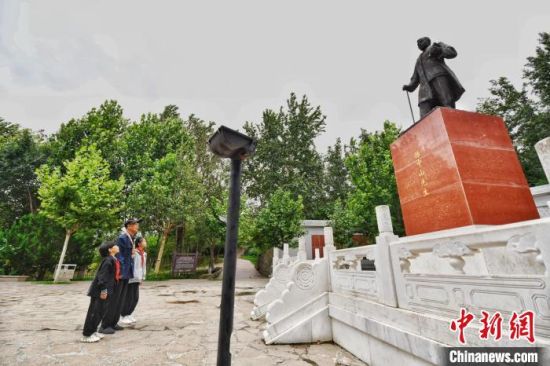 辛亥革命110周年纪念日前夕，88岁的李宇清带着重孙等瞻仰孙中山铜像，缅怀革命志士，重温历史。　赵亮 摄