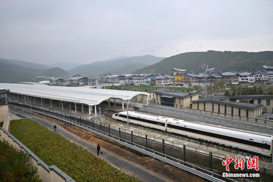 图为9月15日，一高铁列车驶入太子城站。 中新社记者 翟羽佳 摄
