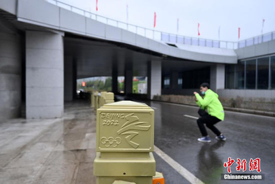 图为9月15日，太子城冰雪小镇街道护栏上装饰的北京2022年冬奥会相关图案。 中新社记者 翟羽佳 摄