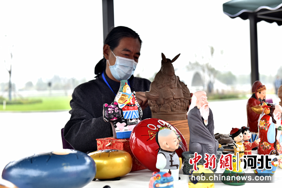 图为河北省非物质文化遗产三痴斋泥塑传承人宋长峰正在制作泥塑。田志峰 摄