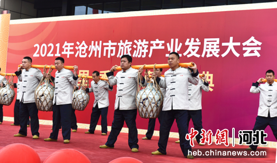 河北省级非物质文化遗产十里香酿酒工艺工人们正在展示封坛仪式。田志峰 摄