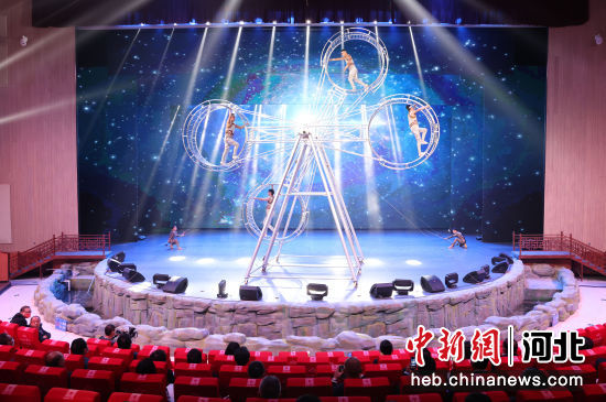 吴桥江湖大剧院，游客观看《运河・印象》。刘天奇 摄