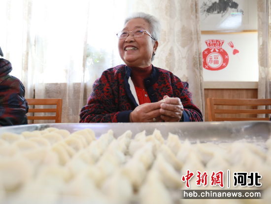 信都区爱晚红枫幸福家老年公寓，志愿者和老人一起动手包饺子，迎接冬至日的到来。