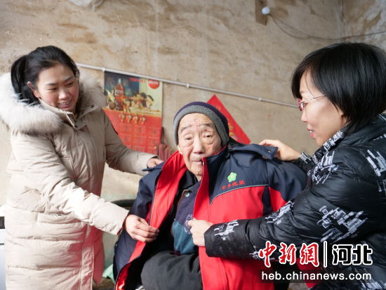平乡县残联为730名低保户等困难残疾人免费发放棉服。