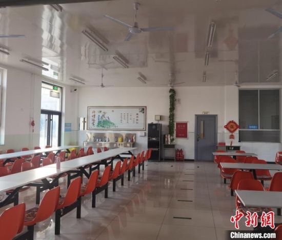 图为蔚县益海助学中心的一楼食堂�！±钛� 摄
