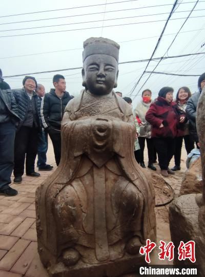图为威县出土的道教神祗石像。　赵国华 摄