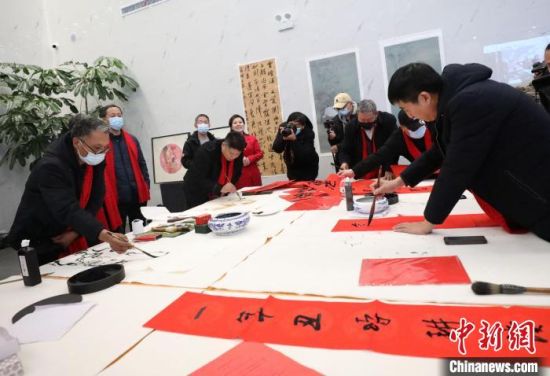 图为中国书画家在沧州盐山书写新春祝福书画作品�！∈�磊 摄