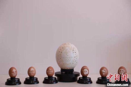 霍广健创作的融入北京2022年冬奥会元素的蛋雕作品�！÷烂骰� 摄