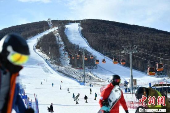 图为游客在崇礼的滑雪场滑雪�！〉杂鸺� 摄