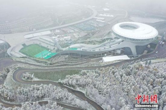 2021年10月6日，北京2022年冬奥会张家口赛区降下秋雪，航拍崇礼区国家跳台滑雪中心“雪如意”雪景。中新社发 武殿森 摄 图片来源：CNSPHOTO