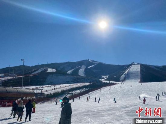 图为游客在崇礼区的富龙滑雪场滑雪(资料图) 赵丹媚 摄