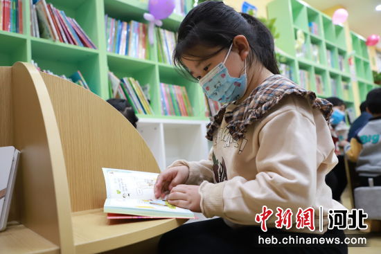 临西县一处“城市书房”内小朋友正在阅读绘本。