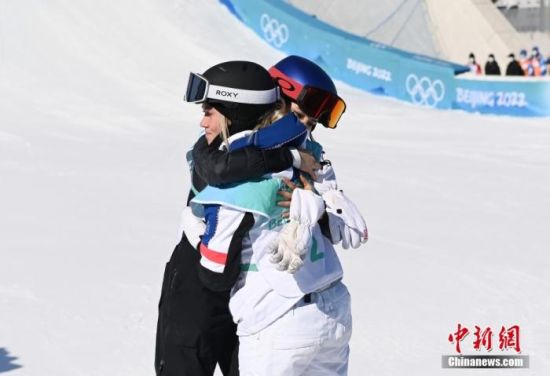 2月8日，在北京首钢滑雪大跳台举行的北京2022年冬奥会自由式滑雪女子大跳台决赛中，中国选手谷爱凌夺得冠军。赛后，谷爱凌与获得亚军的法国选手泰丝・勒德拥抱。 中新社记者 毛建军 摄