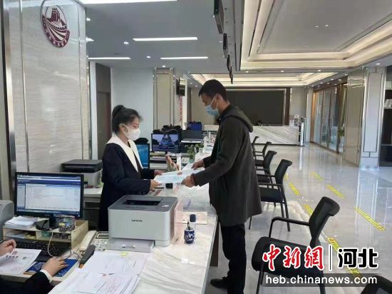 袋鼠”服务队代办员为企业领取营业执照。 李国东 摄